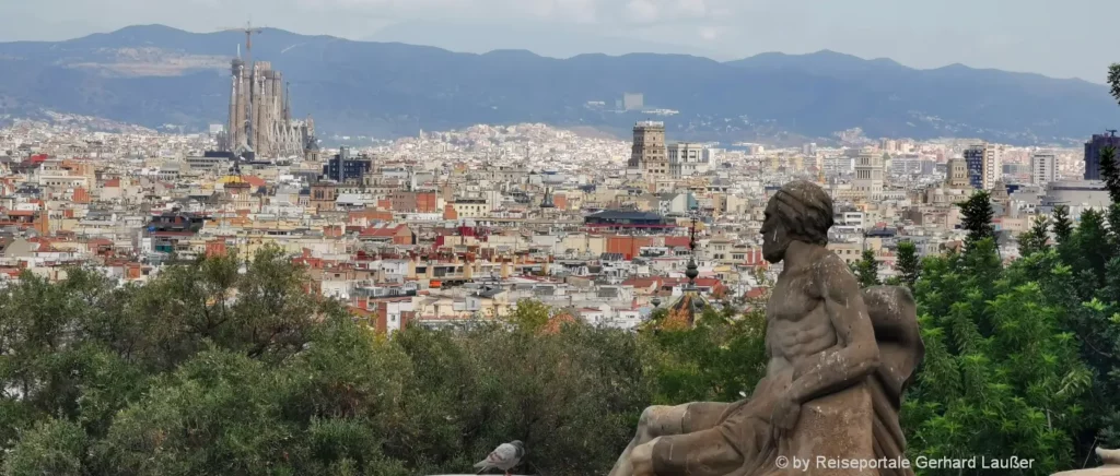 Barcelona Stadt Skyline mit Sagrada Família - Links das gigantische Bauwerk Mallorca Fähren Tickets und Routen nach Barcelona in Spanien