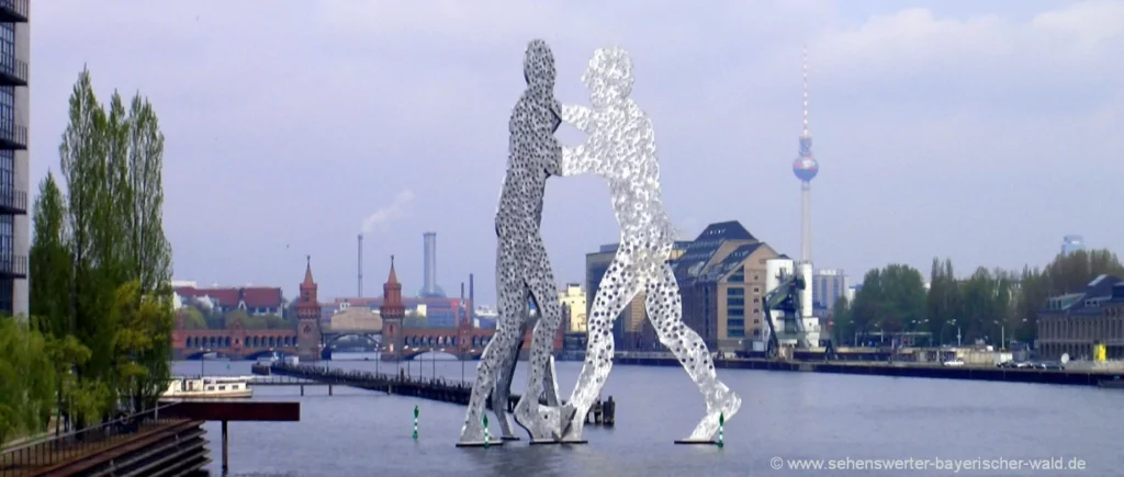 Molecule Man in der Spree & Fernsehturm Berlin Sehenswürdigkeiten Molecule Man in der Spree & Fernsehturm Wahrzeichen