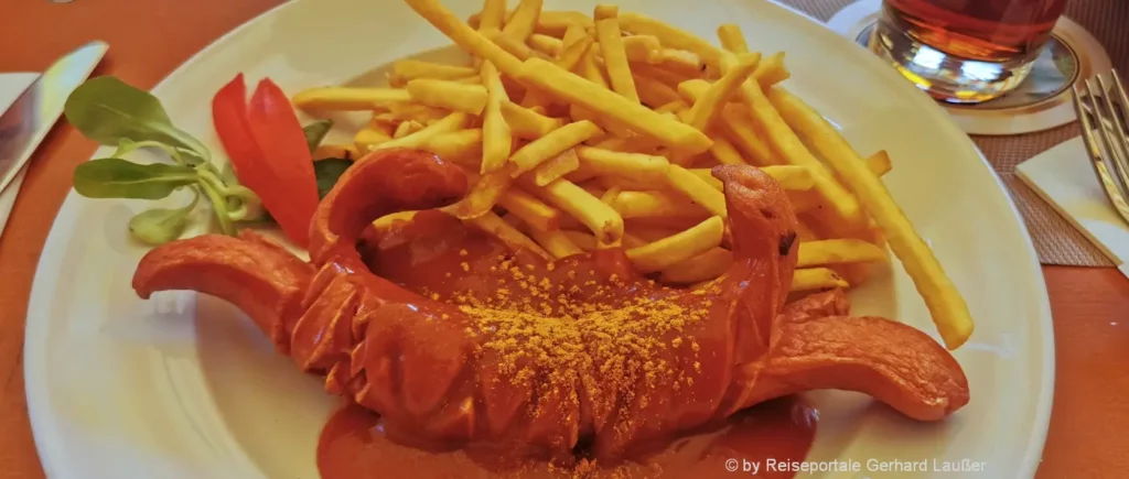 Currywurst mit Pommes und Ketchup Berlin Essen gehen in Deutschland Klassiker Currywurst mit Pommes und Ketchup