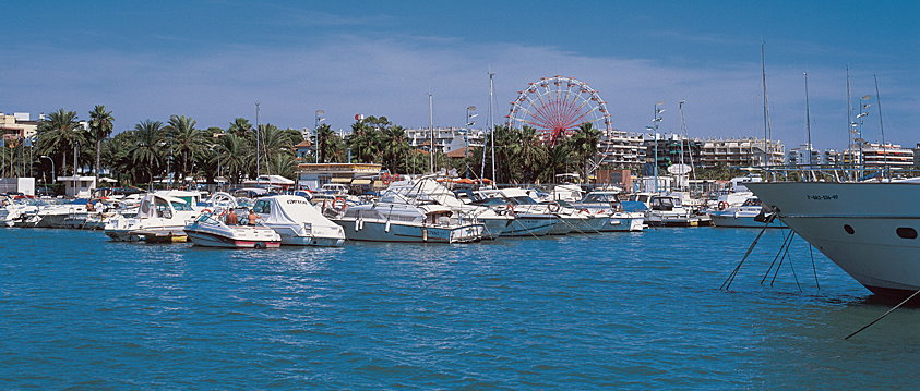 Bootsurlaub, Badeurlaub und Strandurlaub in Europa Mittelmeerreise mit der Autofähre Ansicht Meer und Boote