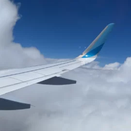 flugreisen-deutschland-tipps-mit-kindern-flugzeug-fernreisen-wolken