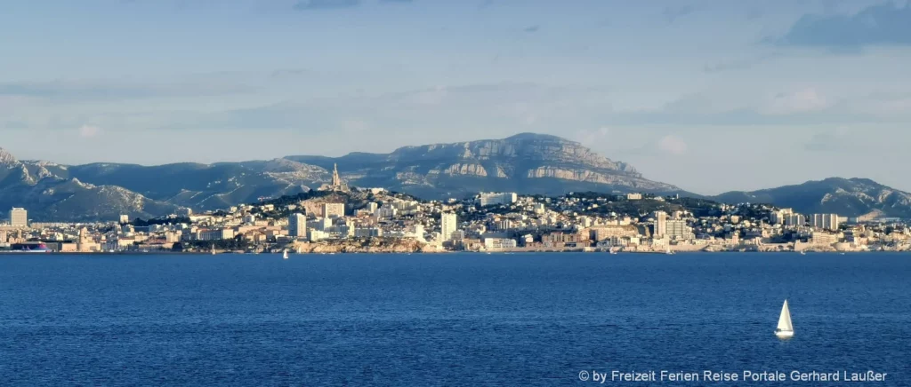 Frankreich Wahrzeichen von Marseille Campingurlaub in Südfrankreich am Meer