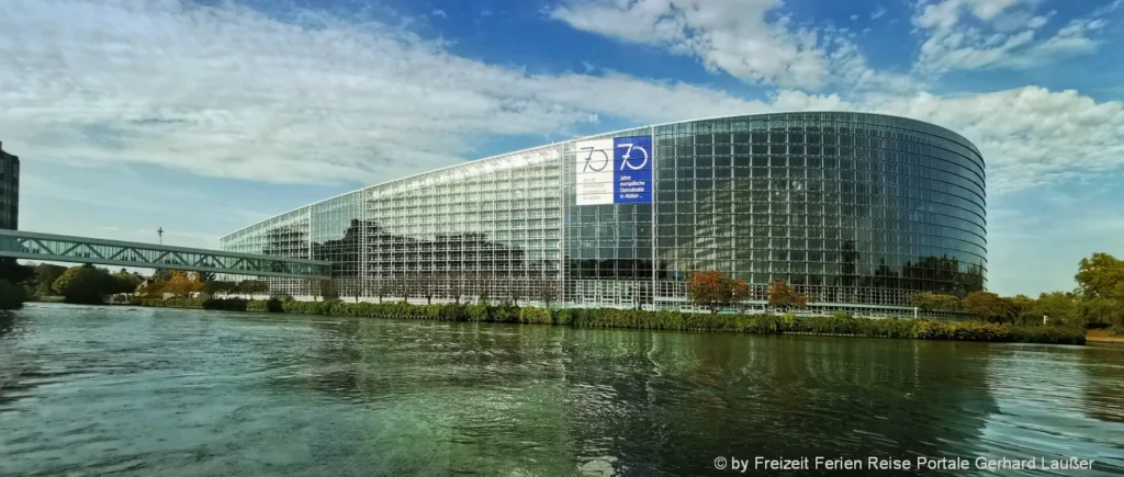 Wahrzeichen von Frankreich Ausflugsziele in Strassburg Europaparlament Glaspalast