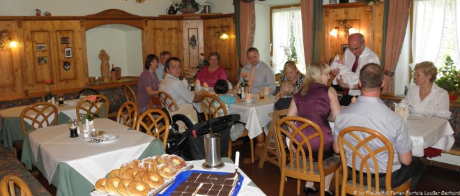Gruppenunterkunft in Deutschland Reisegruppe im Gasthof