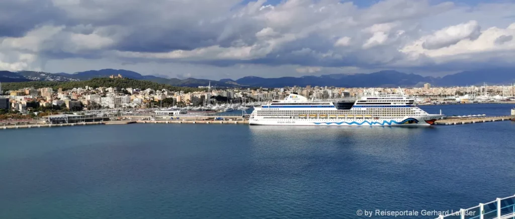 Im Hafen von Palma de Mallorca Infos zu Mallorca Fähren Tickets & Routen nach Barcelona, Menorca und Co.