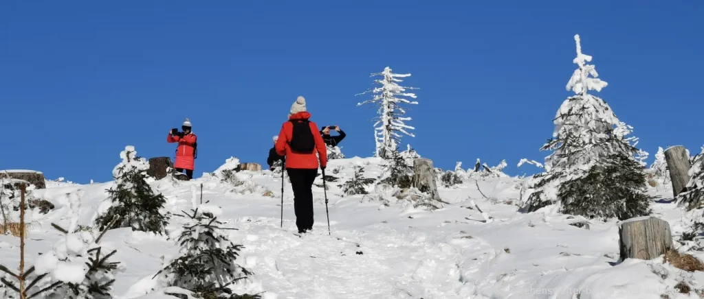 Warme Kleidung beim Wandern im Winter Warme Kleidung und beheizbare Socken mit Fernbedienung beim Wandern